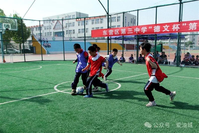 足球规则比赛场地训练题库_足球规则比赛时间_足球三对三比赛规则