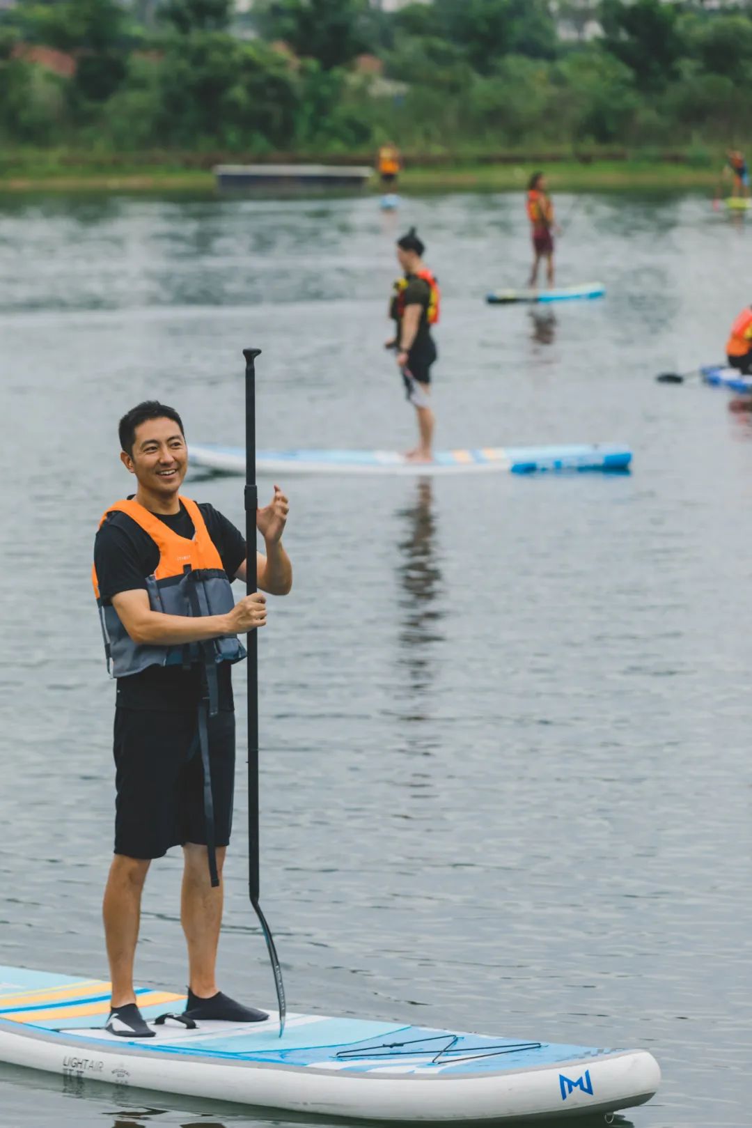 冲浪技巧女生室内游泳视频_游泳池冲浪视频_游泳馆冲浪