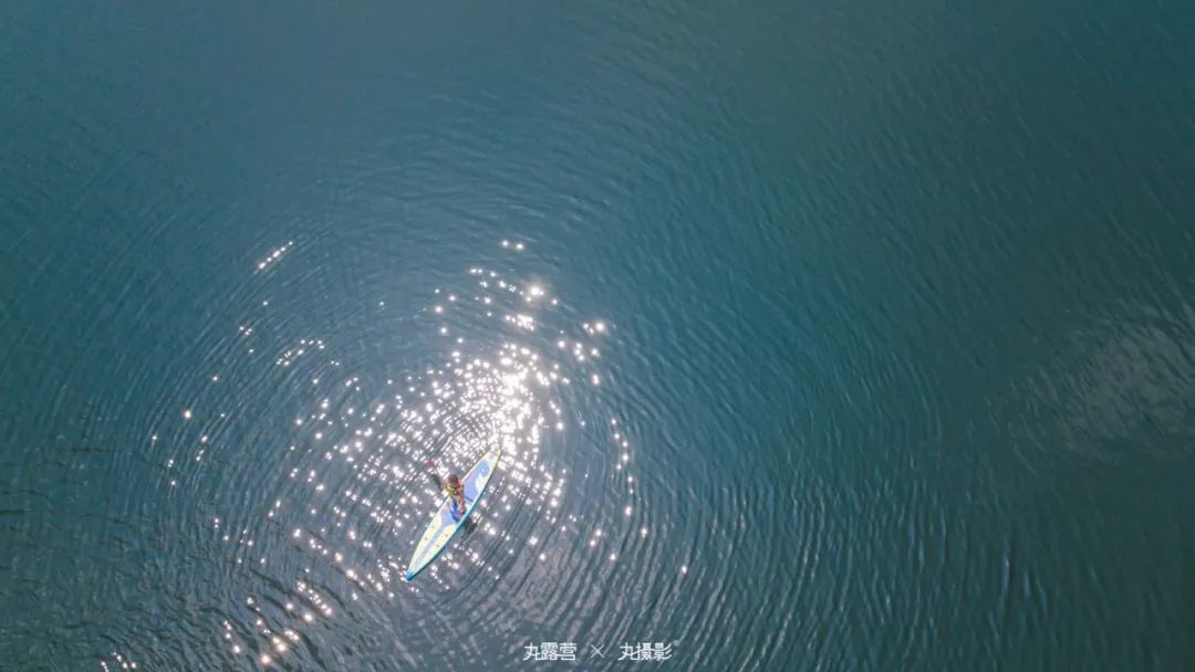 游泳池冲浪视频_游泳馆冲浪_冲浪技巧女生室内游泳视频