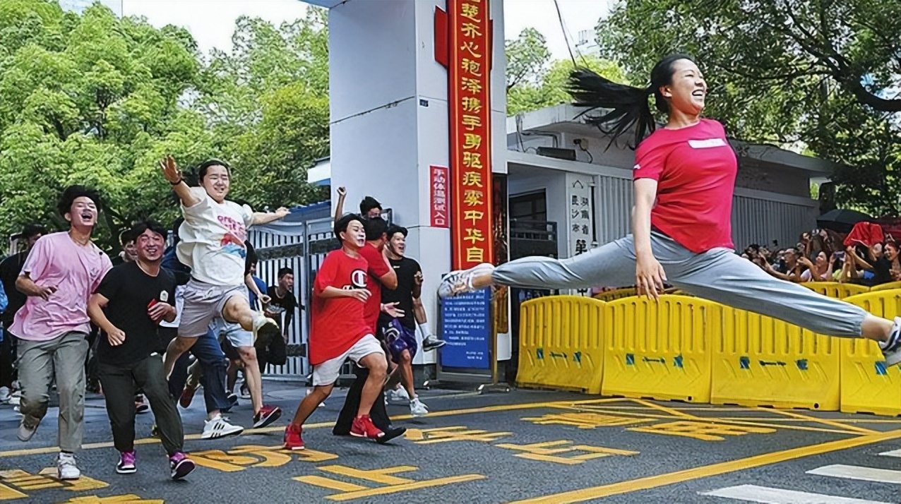 体育体操运动员_体操运动员学生_体操员运动学生怎么练