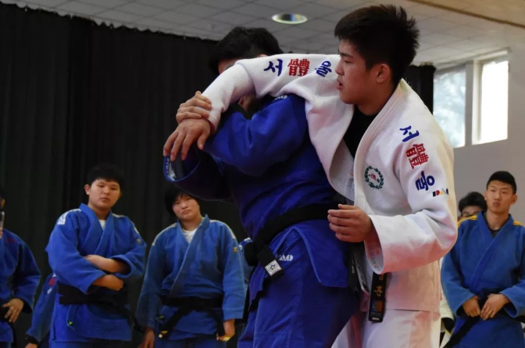 韩国女子举重摔跤比赛冠军_摔跤举重女子冠军韩国比赛是谁_举重运动员摔跤