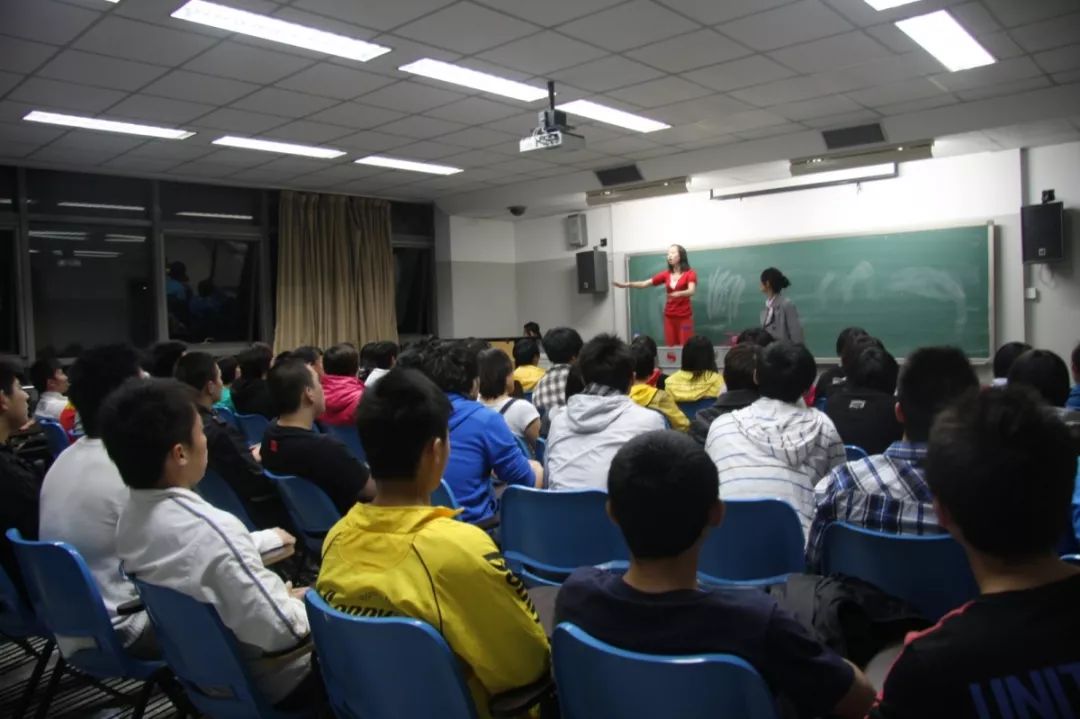 摔跤举重女子冠军韩国比赛是谁_韩国女子举重摔跤比赛冠军_举重运动员摔跤