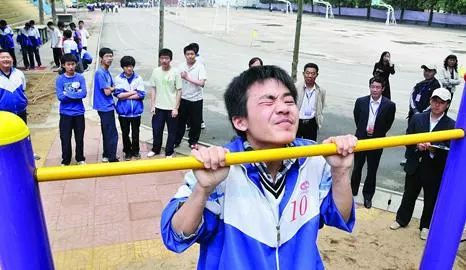 足球跳球教学_足球跳跃训练_足球技巧蛙跳教学目标及要求