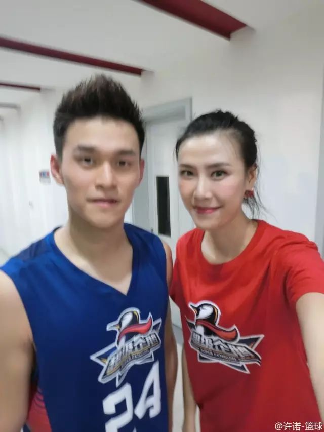 吴亦凡打篮球的综艺节目叫什么_nba吴亦凡打篮球视频_吴亦凡打篮球技巧视频播放