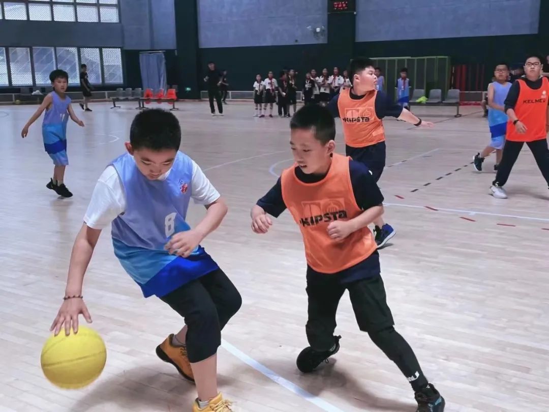 小学篮球赛制规则是什么_小学篮球比赛的规则_小学篮球规则教学视频